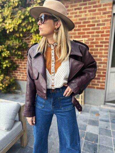 femme blouson cuir burgundy chapeau