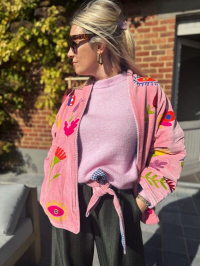 Femme blonde veste rose broderies pull rose