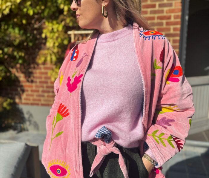 Femme blonde veste rose broderies pull rose