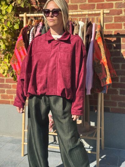 Femme blonde veste daim bordeaux